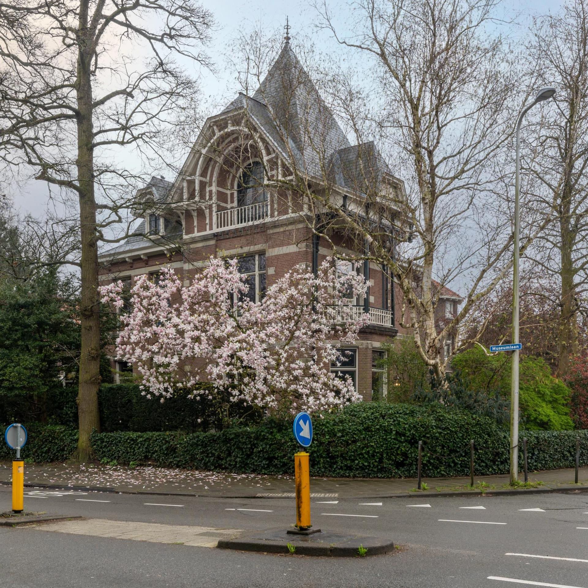 Vacuümglas bij monument in historische binnenstad